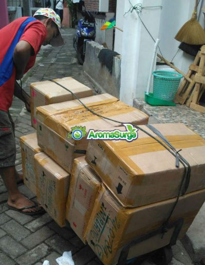 a testi 2 bersiap mengirimkan stok ke agen di seluruh Nusantara